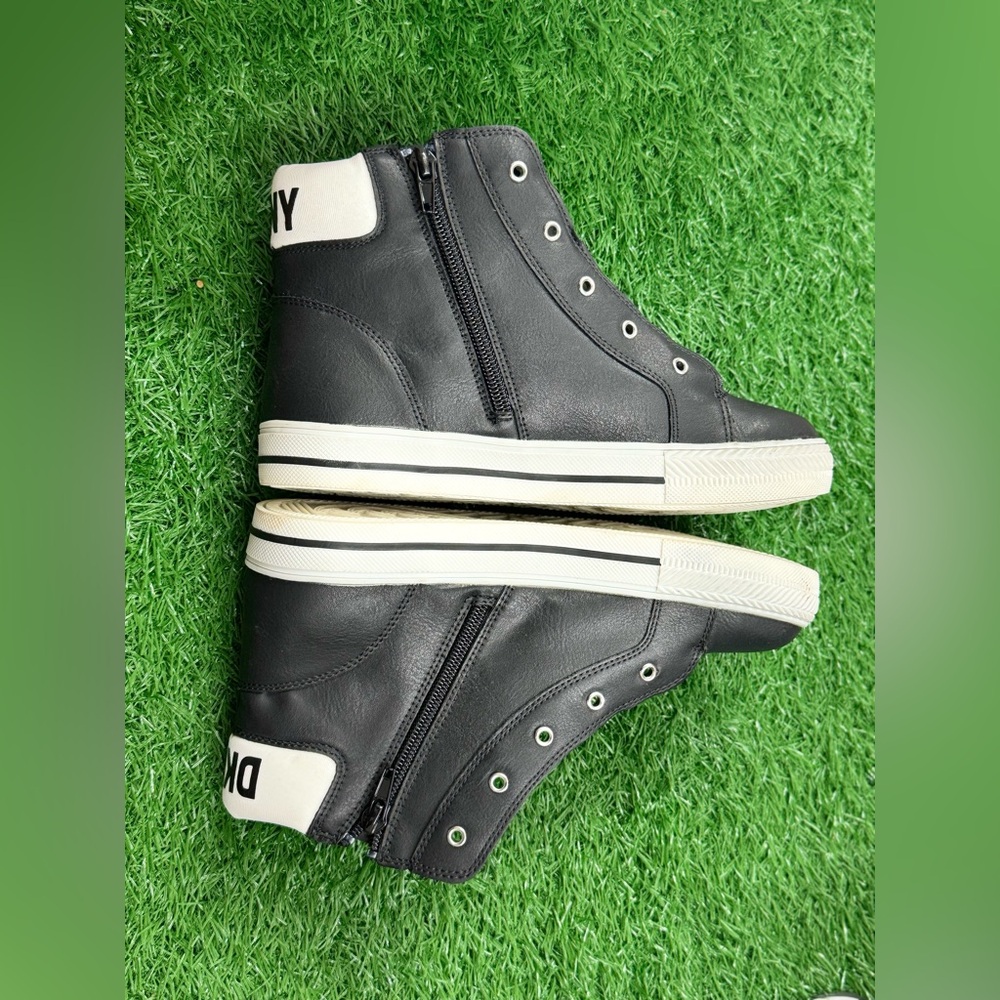 DKNY Kids/Girls Shoes Size 4‎